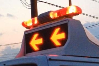19歳大学生が死亡…乗っていた軽乗用車、対向のトラックと衝突　早朝の国道、片側1車線の直線道路