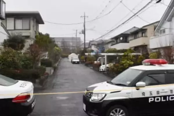 夫死亡、おの2本たたきつけられる…さらに妻と娘も襲われ死亡　頭、首を何度も狙った近所の男…きょう初公判　これまで夫婦の車に投石、門など6回傷つけた疑い…何度も男逮捕、しかし不起訴に