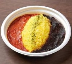 ファミマ、埼玉最大級のロックフェスとコラボ　第8弾はカレー、埼玉と隣県の2千店舗で発売　レッドとブラック、2種類のカレーを相盛り　フェスの熱気をイメージさせるオリジナル商品