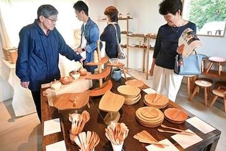 木のぬくもり感じて…埼玉・ときがわで木工作家4人展、10日まで　テーマは「おいしいとき」　食器からダイニングテーブルまで