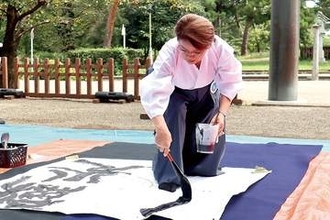 平和を願い、書を供える…大宮商高生や書道家ら奉納揮毫　靖国神社や全国の護国神社など50カ所で一斉に　「国際平和デー」に合わせて「世界平和の祈り」、大宮の県護国神社で開催