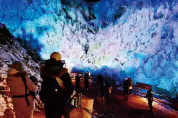「最高の出来」…高さ約30メートル、幅約200メートルの壮大な「氷のカーテン」　埼玉・横瀬の「あしがくぼの氷柱」オープン　氷の造形美、ライトアップも