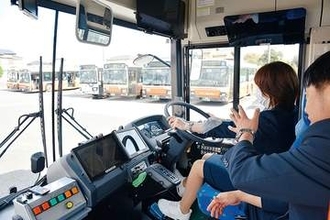 バス運転手不足の現場へ…記者が大型バスを運転体験　全長10メートル超の巨体に言葉失う　内輪差に苦戦しながら知った、地域の暮らし支える運転手の凄さ
