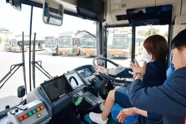 バス運転手不足の現場へ…記者が大型バスを運転体験　全長10メートル超の巨体に言葉失う　内輪差に苦戦しながら知った、地域の暮らし支える運転手の凄さ