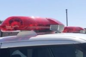 男性死亡…車にひかれる　午後3時前、道幅が狭い交差点で　左折していた会社員の女逮捕、違反の疑い　ひかれる前、すでに男性は倒れていたか…理由不明