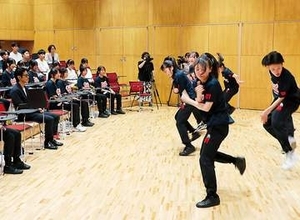 EXILE・MATSUさん、サプライズ登場…浦和学院ダンス部100人が大歓声　特別顧問に就任「夢をかなえる途中で心が折れそうになった」と自身の経験語り、生徒たちの挑戦を後押し
