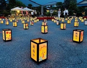 感動…こんなにきれいだとは　夜の境内を彩る350基の行灯、幻想的な雰囲気を演出　観音様のご利益が最大となる四万六千日、幸手の満福寺で献灯会