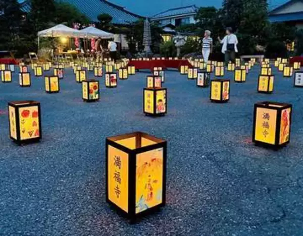 感動…こんなにきれいだとは　夜の境内を彩る350基の行灯、幻想的な雰囲気を演出　観音様のご利益が最大となる四万六千日、幸手の満福寺で献灯会