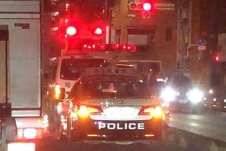 帰宅途中の女性が被害…手にしたスマホ、男にひったくられる　夜の市道交差点で信号待ちの女性、歩いてきた男が声かけ「駅はどこですか」　男は20～30代、身長155センチの痩せ形で黒色短髪