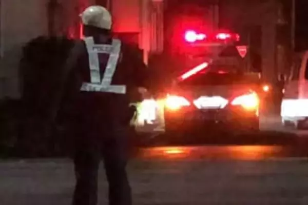 男性会社員が死亡…車にはねられる　夜の横断歩道で　運転手の女逮捕、違反の疑い…近所に住む自称会社員　病院で死亡確認された男性は53歳