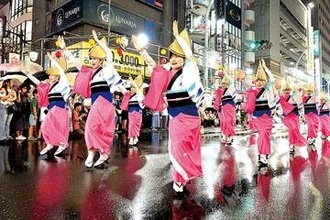 埼玉で日本三大阿波踊りの一つ、「南越谷阿波踊り」始まる　例年は70万人以上の客集める、越谷の夏の風物詩　過去最多の95連が参加　雨で開始時間の繰り下げも…踊り手ら、小雨の中で舞い観衆を魅了　23日まで