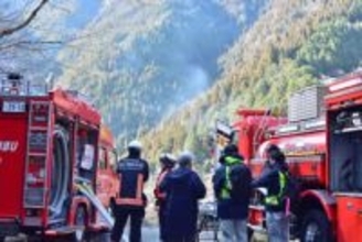 鎮圧に6時間…朝7時に通行人が通報、山の斜面で火災　つり橋の付近、3400平方メートル焼ける　ヘリ2機が計42回散水　現場付近に三峯神社へ続く道も