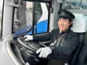 「安心して乗ってもらえる運転手に」…埼玉に19歳のバス運転手が誕生　夢を実現　4月以降に貸し切り大型バス単独乗務を開始予定