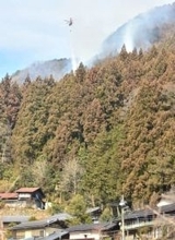 燃え広がる埼玉・秩父の山林火災…県や他都県の防災ヘリ、自衛隊ヘリで放水も鎮火のめど立たず　ふもとには住宅が数軒　住民ら避難準備するも、大半は在宅