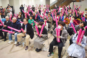 母ら歓喜…大けが乗り越え、村岡桃佳選手が銀メダル　ミラノパラ・スキー女子座位の大回転　メダル獲得数は通算11個、冬季パラで日本選手最多を更新　地元の埼玉・深谷でPV、市民ら見守る「よく頑張った」