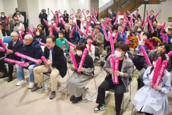 母ら歓喜…大けが乗り越え、村岡桃佳選手が銀メダル　ミラノパラ・スキー女子座位の大回転　メダル獲得数は通算11個、冬季パラで日本選手最多を更新　地元の埼玉・深谷でPV、市民ら見守る「よく頑張った」