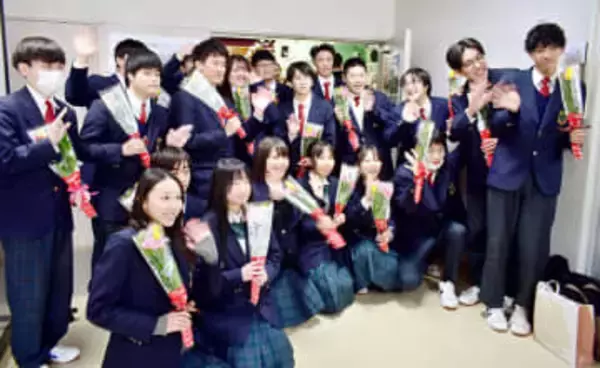 埼玉の高校で最後の卒業式…統合で60年の歴史に幕　「地域に支えられ、愛され続けた学校なのだと改めて感じた」　県立皆野高校、3年生24人の新たな門出　地域ぐるみで祝福　街を卒業アルバムに