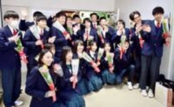 埼玉の高校で最後の卒業式…統合で60年の歴史に幕　「地域に支えられ、愛され続けた学校なのだと改めて感じた」　県立皆野高校、3年生24人の新たな門出　地域ぐるみで祝福　街を卒業アルバムに