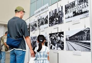 川口で平和の尊さ伝える　女学生、なぎなた訓練、退避壕をつくる様子など　戦争の実情を展示　22日まで市立中央図書