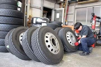 タイヤ盗難が急増…埼玉県内で昨年超えるペース　背景に価格高騰、専門店も危機感「慣れた人なら20分で4本外せる」　住宅に侵入せず運び出せる“狙われやすさ”