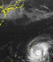 【台風4号】猛烈な強さに発達　中心気圧905ヘクトパスカル　最大瞬間風速85メートル　週末、小笠原に接近する予想