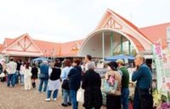 オリジナルパンの販売に長蛇の列も　道の駅「アグリパークゆめすぎと」がリニューアルオープン　家族連れを中心に年間約160万人が訪れる施設　直売所など各施設も装いを新たに