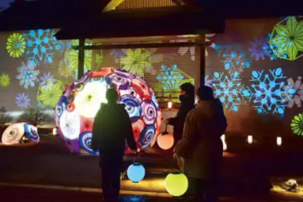 絶景…万華鏡をのぞいたような市街地に　色彩豊かな花紋の光、駅前や神社をライトアップ　秩父の夜の街、幻想的に彩るイベント　演出の一部になる“ちょうちん”の貸し出しも　3月15日まで