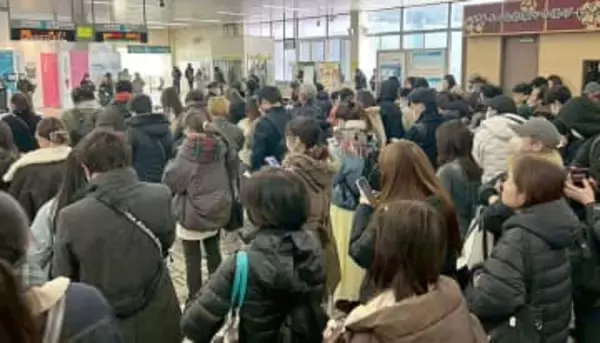 「まさかこんなに長く」「待つしかない」「今日は在宅に」京浜東北線など大規模な運転見合わせ　16日のJRの停電、埼玉県内でも利用客に大きな影響…入場規制やタクシー待ちで長蛇の列も