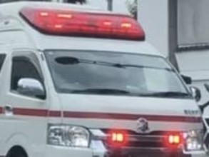 男性死亡…車にはねられる　早朝5時半前、直線道路で　運転手の男逮捕、違反の疑い…出勤中だった自称会社員55歳　近所に住んでいた男性、路上を歩いていた