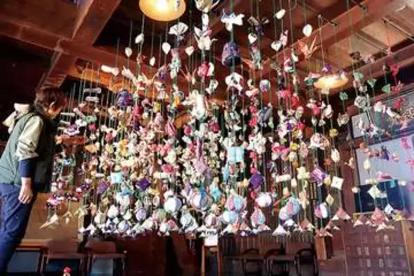 頭上彩る900個のつるし人形…不要になった着物の布を活用、手仕事で丹念に制作　埼玉・志木　明治初期に造られた貴重な建物、「旧村山快哉堂」で展示　入場無料、5月11日まで