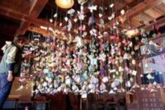 頭上彩る900個のつるし人形…不要になった着物の布を活用、手仕事で丹念に制作　埼玉・志木　明治初期に造られた貴重な建物、「旧村山快哉堂」で展示　入場無料、5月11日まで