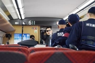 新幹線の車内に刃物持った不審者…走行中の車内で対応訓練　警察官が繰り返し説得、駅に到着後は不審者をホームに押し出して確保　「まずは自分の身の安全を第一に」「年末年始に向けて、警戒を強化」