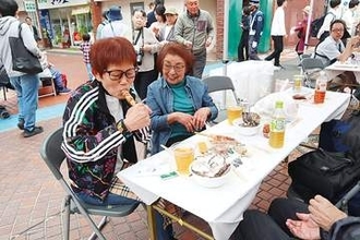 完売が相次ぐ“串ぎょうざ”フェス、埼玉で大人気イベントに　18店が出店、客3500人が楽しむ「前よりお店が増えた。肉巻きもカキもおいしかった」