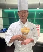 川越丸広店で福島の桃フェア　タカノフルーツパーラー、設立100周年で25、26日に開催　毎日の入荷状況から旬の品種を厳選しカット　桃の香りと甘みを引き立てる素材を重ねた特製「福島県産桃のパフェ」も