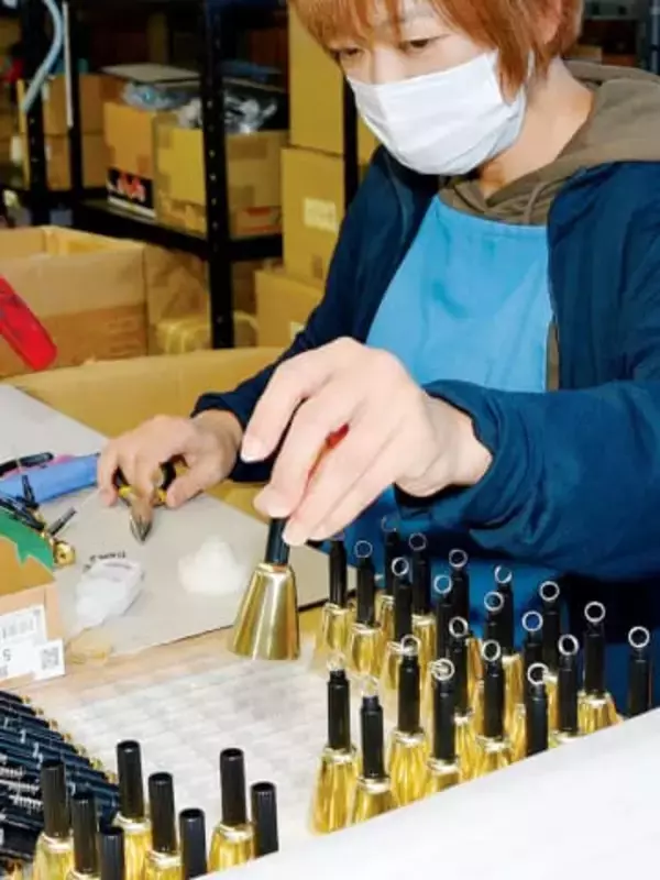クマ鈴の工場、フル稼働で組み立て　クマの目撃情報や被害…東京ベル製作所の埼玉工場、来年8月の出荷分まで注文届く　生産拠点ある加須市、ふるさと納税の返礼品に…申し込みも増加傾向に
