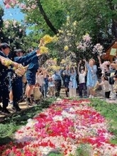 笑顔広がる花のじゅうたん…中学校の美術部員らが制作　花に誘われ、舞い込んだチョウに歓声も　見沼区の中山神社で「鎮花祭」　参加者ら花絵やフラワーシャワー楽しむ