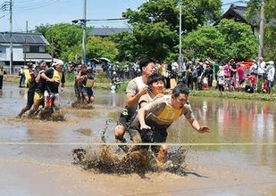 泥まみれで爆走…埼玉・加須の田んぼに外国勢も集結　アメリカ、ネパールなど5カ国220人が“世界大会”　ゴール直前で転倒続出の珍レース