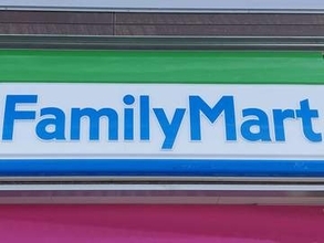 ファミマ、実は埼玉発祥…1号店は狭山　創立45周年で感謝　ご当地ソックスとステッカー発売　埼玉版はサクラソウと草加せんべいをモチーフに