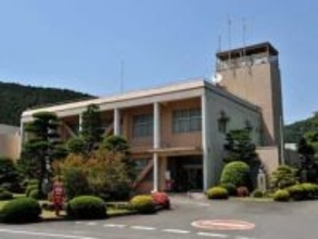 新庁舎建設へ寄付募る　埼玉県内で唯一の村・東秩父村　人口は約2300人、庁舎は築55年　ふるさと納税サイトを利用したクラウドファンディングで　寄付者の名前が記された銘板を新庁舎内に