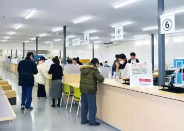 仮設庁舎が開所　埼玉・白岡　5月に市役所本庁舎が火災で損傷　仮設庁舎は鉄骨平屋2棟　分散していた機能を集約