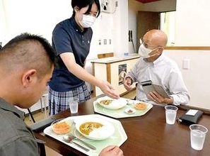 越生・清和学園高校　うめその梅の駅で高校生がレストラン開店　「べに梅カレー」1時間で完売　「お客さんの笑顔で全部吹き飛んだ」