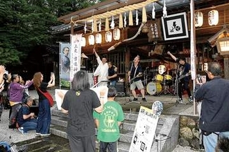 ブルーハーツ元メンバーが神社で熱演　埼玉・熊谷　上之雷電神社で異色ライブ　雷を連想させるドラムで「電気の神」を表現