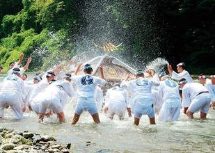 埼玉・「秩父川瀬祭」　豪快に水しぶき　「神輿洗い」の儀式　白装束の若者　かけ声とともに水をかけ