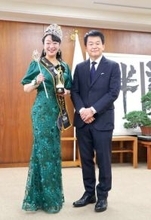 どん底の時に…ミス＆ミセス世界大会でGP獲得、さいたまの柳沢さんが市長表敬　病気で夫が急死、自身も入院…続いた苦しい時期、支えてくれた近所の人たちに「恩返し」