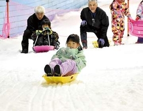 楽しかった…今年初の雪を満喫　所沢・狭山スキー場で冬営業　来年3月28日まで　一足早く近隣の園児ら雪遊び、プレオープンで歓声