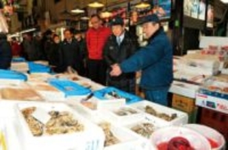 お得にプロの食材を…埼玉・大宮市場、恒例の「年末大開放」始まる　ハマチ、イクラなど海産物は値上がり　一方でミカンは大豊作　さいたま市長が視察「おいしいものを食べ、楽しく過ごして」　30日まで