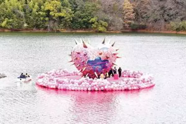 日本発のポップカルチャー「KAWAII」テーマ　埼玉・飯能で増田セバスチャンさんの企画展　歌手のきゃりーぱみゅぱみゅさんのミュージックビデオの美術を手がけるなど、KAWAII文化の発信をけん引