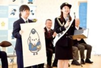 交通安全を呼びかけ　埼玉・本庄の市広報観光大使を務めるアナウンサー杉原凜さんが一日警察署長　高校生が考案の本庄署オリジナルキャラクターも初披露