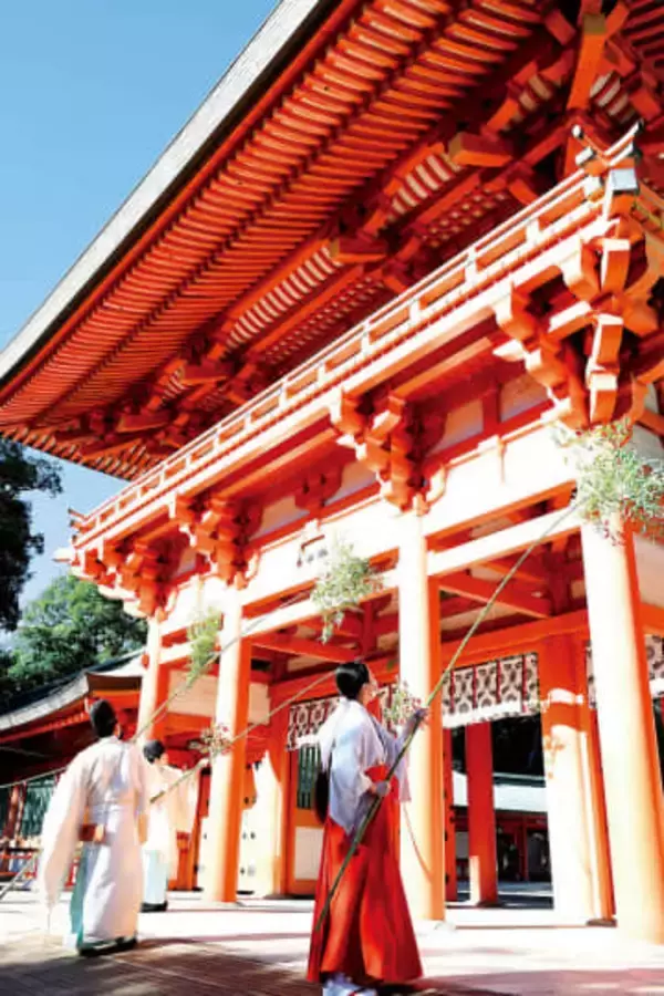 新年へ向けて恒例の「すす払い」　さいたま・大宮区の氷川神社　年末へ向け、毎年200万人以上の参拝者でにぎわう初詣の準備が進められる