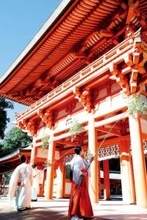 新年へ向けて恒例の「すす払い」　さいたま・大宮区の氷川神社　毎年200万人以上の参拝者でにぎわう初詣の準備が進む